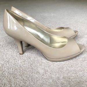 Beautiful Bandolino nude pumps size 9M Nice!
